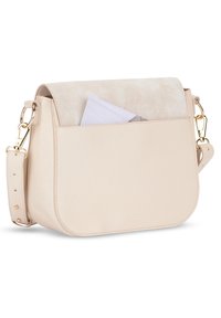 Beige faux skinnväska med en texturerad mockasklaff, rund form, guldfärgad hårdvara och en ytterficka. Justerbar rem ingår.