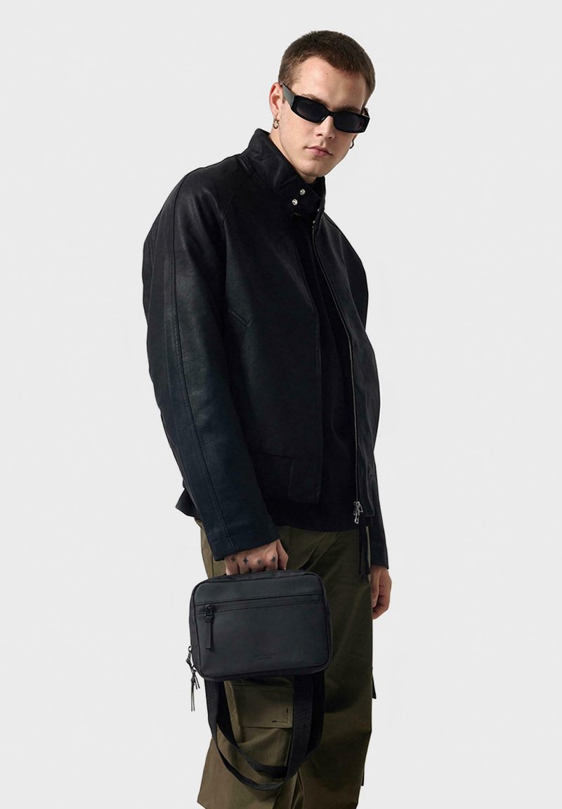Gaston Luga DÄSH BOX - Skulderveske - black