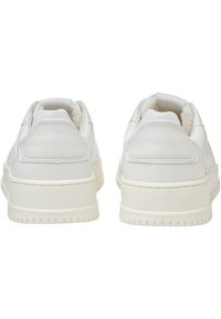 Weiße Leder-Sneaker mit glatter Textur, runder Zehenpartie und soliden Gummisohlen. Das Innenfutter ist weich gefüttert für zusätzlichen Komfort.