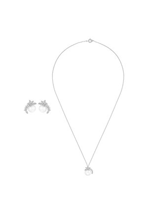 Collana d'argento con un pendente a forma di perla rotonda centrale e accenti a foglia, abbinata a orecchini a perno coordinati con design in perla e foglia.