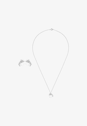 Srebrny naszyjnik z centralnym okrągłym wisiorkiem z perłą i akcentami liści, w zestawie z dopasowanymi kolczykami-studami z wzorem perły i liścia.