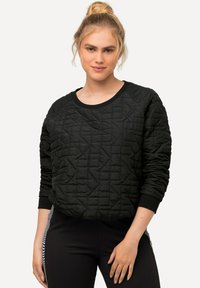 Sudadera negra acolchada con cuello redondo y puños de canalé. Presenta un patrón geométrico y un ajuste holgado.