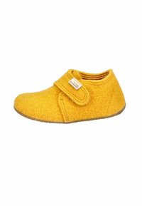 Pantofola gialla in feltro con una fascia in Velcro, punta rotonda, texture morbida e suola in gomma beige. L'etichetta riporta la scritta "KliBu."