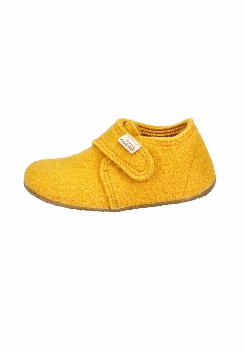 Pantofola gialla in feltro con una fascia in Velcro, punta rotonda, texture morbida e suola in gomma beige. L'etichetta riporta la scritta "KliBu."