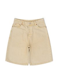 Pantalones cortos de mezclilla beige con cintura alta, cinco bolsillos, cierre de botón metálico y costuras visibles. Textura suave con un ajuste relajado.