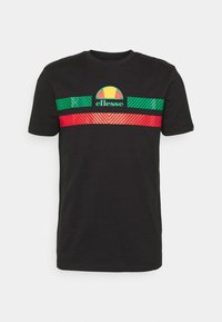 Camiseta de algodón negra con un gráfico central que presenta un diseño de rayas amarilla, roja y verde, y el logo de "ellesse" en el pecho.