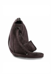 Borsa a tracolla in pelle marrone scuro con texture, con tracolla regolabile e chiusura con cerniera, mostrata di lato su sfondo bianco.