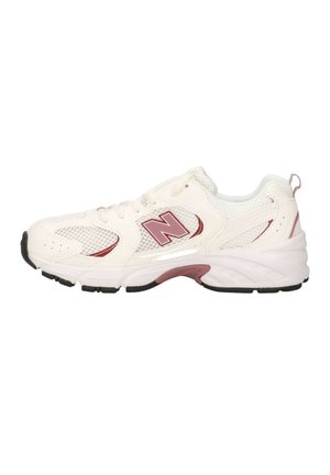 Scarpa da corsa New Balance bianca e rosa con pannelli in mesh, chiusura con lacci e suola in gomma nera, vista laterale.