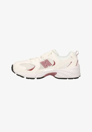 Scarpa da corsa New Balance bianca e rosa con pannelli in mesh, chiusura con lacci e suola in gomma nera, vista laterale.