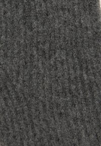 Grijze gebreide stof met een gestructureerd patroon, voorzien van een zachte, donzige oppervlakte en verticale ribbeldetails. Ideaal voor warmte en comfort.