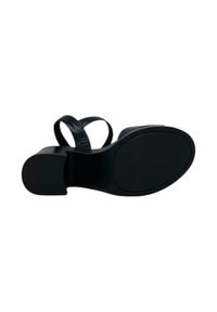 Sandalo nero con tacco, dotato di una fascia testurizzata e una base solida. Superficie liscia sulla suola, progettata per il comfort e lo stile.