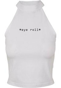 Baltas halter tipo trumpas viršus, pagamintas iš lygaus audinio, su užrašu "*akių ridenimas*" storu juodu šriftu, išdėstytu centre priekyje.