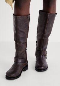 NEW TOUGH - Stivali texani / biker - dark brown