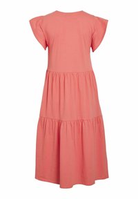 Robe couleur corail à manches courtes avec un design en étages et un tissu en coton doux. Le dos présente un col rond et des manches volantées.