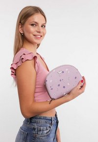 VUCH CAIRA MAEDOW - Taška s příčným popruhem - purple
