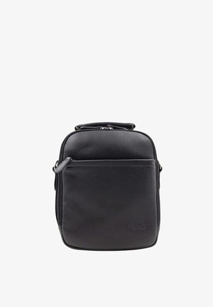Sac d’épaule compact en cuir noir avec poche zippée à l’avant et poignée sur le dessus, logo embossé minimal en bas à droite.