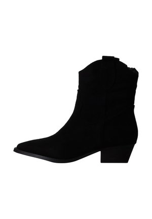 Bottine noire en daim style western avec bout pointu et talon carré vue de côté.
