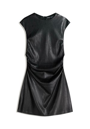 Robe en cuir noir à manches courtes, col rond et détails froncés sur les côtés. Texture lisse avec un subtil éclat.