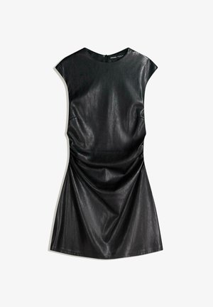 Robe en cuir noir à manches courtes, col rond et détails froncés sur les côtés. Texture lisse avec un subtil éclat.