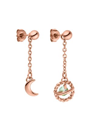 Ohrstecker aus Roségold mit kurzen Ketten; einer mit einem Halbmond-Anhänger, der andere mit einem gedrehten Kreis und einem grünen Edelstein innen.