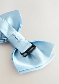 Vaaleansininen satiininen solmio, jossa on sileä rakenne, varustettuna säädettävällä mustalla metallisoljella ja erottuvilla poimuttamisilla reunoissa.
