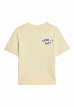 Jasnobeżowa bawełniana koszulka z krótkim rękawem, z napisem "TAKE IT EASY" w zakrzywionej niebieskiej czcionce na lewej piersi.