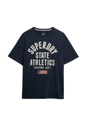 Mornarsko modra bombažna majica s kratkimi rokavi, s belim napisom "SUPERDRY STATE ATHLETICS COACHING. DEPT." in majhno grafiko ameriške zastave.