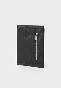 Portefeuille noir en nylon texturé avec un motif géométrique, doté d'une fermeture éclair en argent et d'un design épuré.