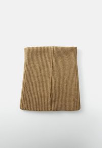 Strikket brun halsvarmer med et struktureret ribbet design; rektangulær form med en central søm og en blød stoffinish.