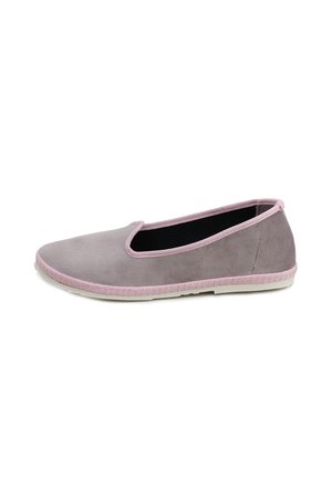Zapato slip-on de color gris suave con ribete rosa claro y suela blanca, diseñado para uso casual, mostrado desde el lado interior sobre un fondo blanco.