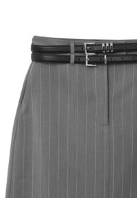 Grauer Nadelstreifenrock mit einem schwarzen Doppeltal. Der Stoff ist glatt und hat eine maßgeschneiderte Passform, mit einer dezenten Tasche an der Seite.