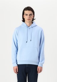 Lyseblå hettegenser laget av myk stoff, med en frontlomme, justerbar snorlukking på hetten, og ribbede mansjetter og nederkant.