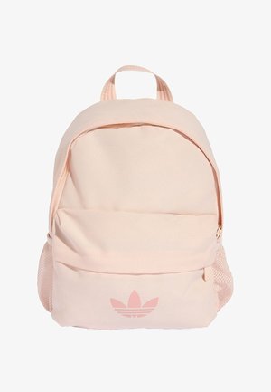 Jasnoróżowy plecak z przednią kieszenią na zamek, siateczkowymi bocznymi kieszeniami oraz małym logo Adidas na przedniej kieszeni.
