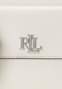 Lauren Ralph Lauren LEATHER MEDIUM MARCY CAMERA BAG - Soma ar siksnu pāri ķermenim - soft white