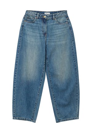 Vaqueros de mezclilla azul claro con corte relajado, cintura alta, diseño de cinco bolsillos y sutiles desgastes en las piernas, con cierre de botón y cremallera.
