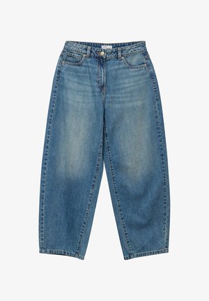 Vaqueros de mezclilla azul claro con corte relajado, cintura alta, diseño de cinco bolsillos y sutiles desgastes en las piernas, con cierre de botón y cremallera.