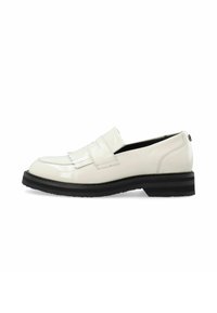 Baltās lakota ādas loafers ar frizūru, platu melnu zoli un nelielu papēdi; gluda tekstūra ar elegantu dizainu.