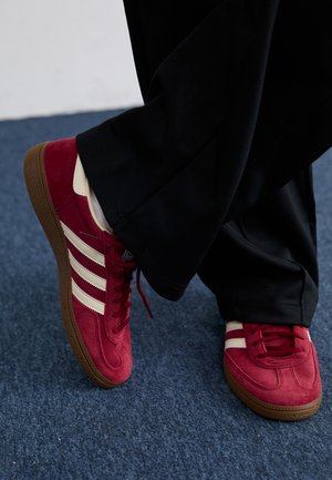 adidas Originals HANDBALL SPEZIAL UNISEX - Trainers - noble maroon/cream white/gum