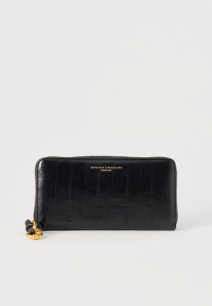 Portafoglio in pelle nera con zip su tutto il perimetro, cursore oro e la scritta "Gianni Chiarini Firenze" in rilievo oro sul davanti.
