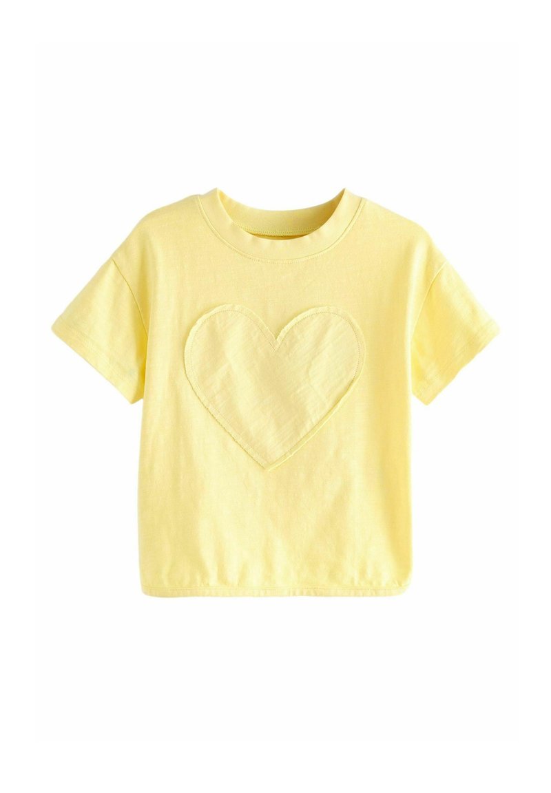 Gul kortærmet T-shirt med rund hals og en stor broderet hjerteform i midten foran.