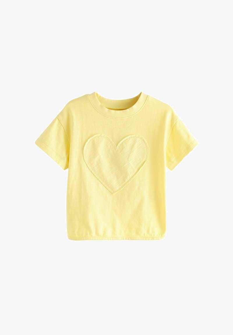 Gul kortærmet T-shirt med rund hals og en stor broderet hjerteform i midten foran.