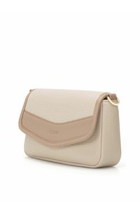 Beżowa skórzana torba na ramię o fakturowanej powierzchni, z klapką i złotym pierścieniem dekoracyjnym po boku, ukazana pod kątem, aby pokazać przedni i boczny panel.