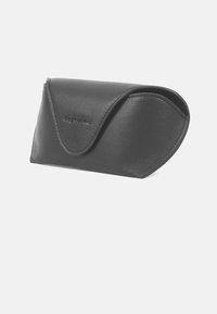 Svart läderfodral för glasögon med en böjd lockstängning och präglad varumärkeslogotyp. Slät yta med en semi-strukturerad form.