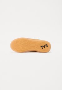 Suola della scarpa con una superficie in gomma testurizzata color nocciola e un motivo a zigzag, con un logo nero "TYR" sul lato.