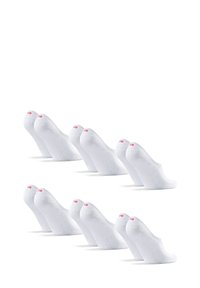 Calze alla caviglia bianche, in misto cotone, con bordo a costine, stile invisibile, con piccolo logo rosso sul tallone. Sei paia esposte con forma curvata.