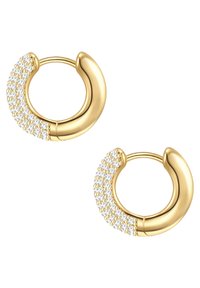 Arany karika fülbevalók sima felülettel, és egy szakasz, amelyet kis, átlátszó, kerek kristályok díszítenek, ívelt mintában elrendezve.