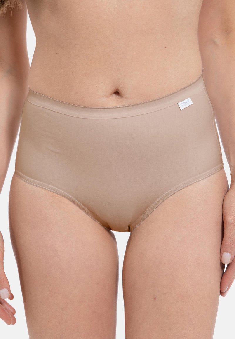 Beige hoog-geplaatste onderbroek gemaakt van een gladde stof, met een brede elastische tailleband en geen zichtbare naden voor een strakke afwerking.