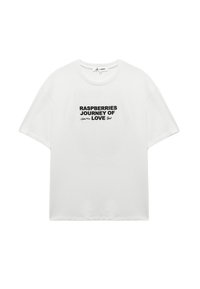Camiseta de algodón blanca con un corte relajado, que presenta el texto impreso en negro "RASPberries JOURNEY OF LOVE" en una fuente gruesa en el pecho.