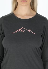 Donkergrijze longsleeve shirt met een gladde textuur, met een roze silhouet van een berg logo gecentreerd op de borst.