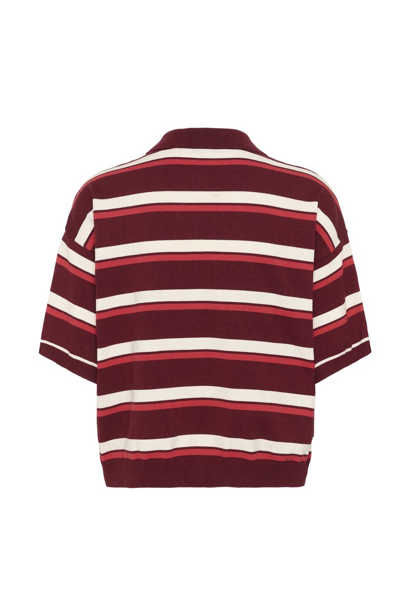 Polo en tricot à manches courtes rayé bordeaux et blanc avec col et ourlet côtelé, présentant des rayures horizontales audacieuses de largeurs variées.